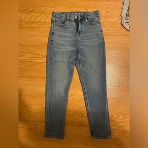 American Eagle Size 4 Lightwash Mom Jeans